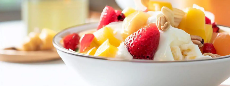 Salada de Frutas com Iogurte Grego e Mel